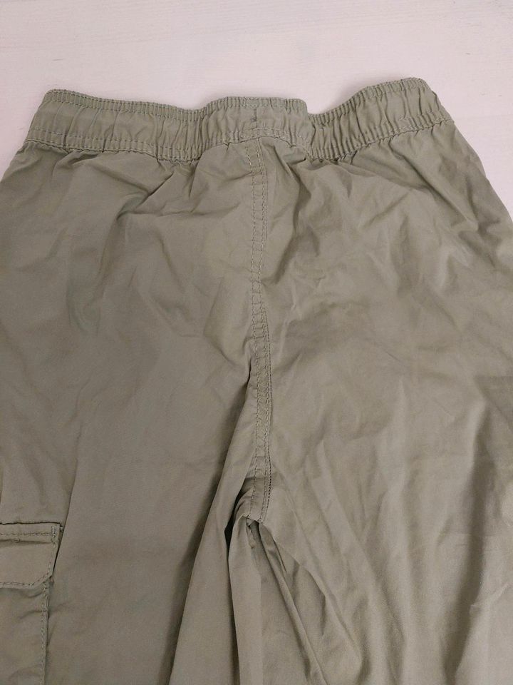 H&M etwas längere Shorts kurze Hose Bermudas grün Jungs  128 in Germering