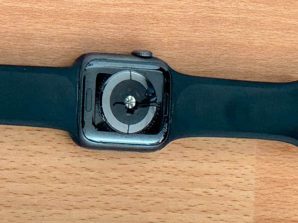 Apple Watch Series 4 40mm Space Gray schwarzes Band in OVP in Köln