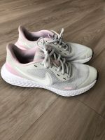 Nike, Revolution 6, Damenlaufschuh Sneaker 38, hellgrau weiß rosa München - Pasing-Obermenzing Vorschau