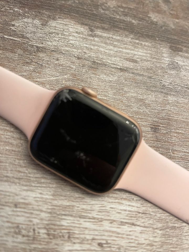 Apple Watch Series 44 mm rosé Gold mit Sportarmband an Bastler in Berlin