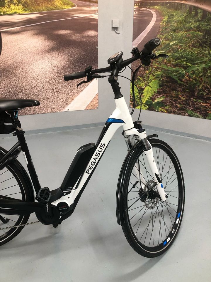 Pegasus Premio-E10 Sport - Gr. M - 28" - Ebike Trekking Tiefeneinsteiger - UVP 3.999 € - Bosch CX in Parkstetten