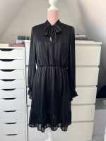Gina Tricot Kleid Größe 38 schwarz mit Schleife Nordrhein-Westfalen - Altena Vorschau