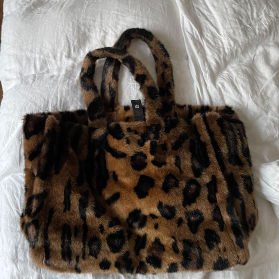 STAND STUDIO XXL Leo Fake Fur Shopper Tasche in Hanau