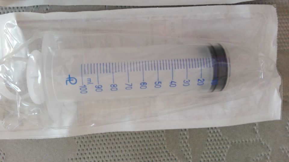3x Spritze mit einer Spitze für Katheter Fassungsvermögen 100 ml. in Berlin