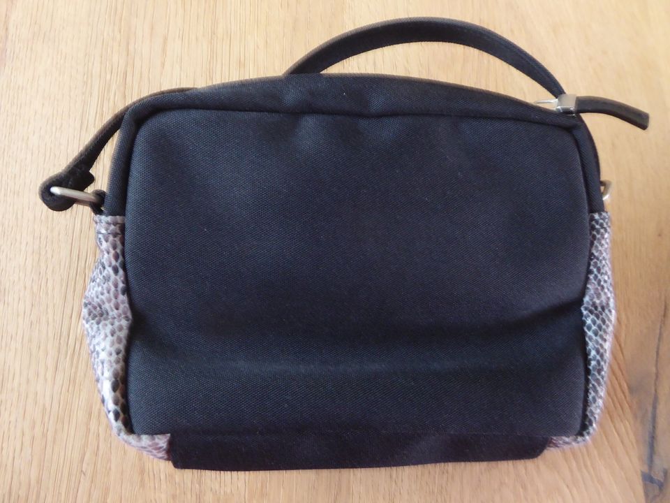 Kleine Handtasche mit Schulterriemen in schwarz mit Muster in Odenthal