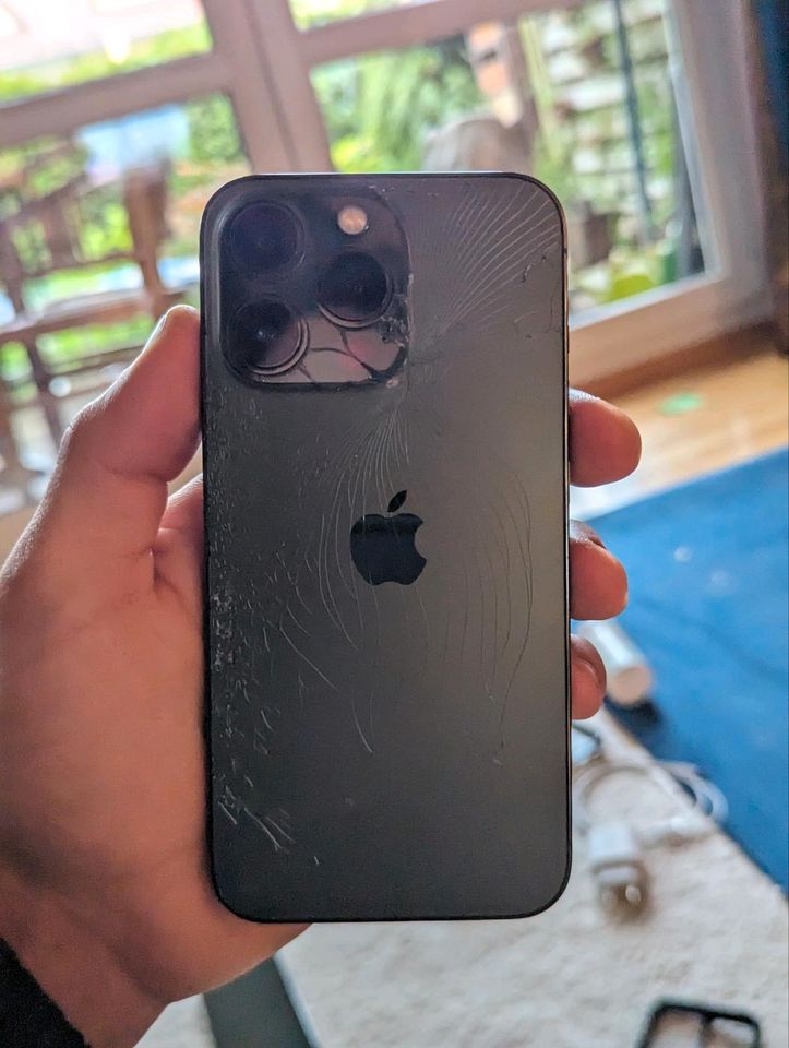 IPhone 13 Pro mit Glasschaden und Zubehör in Berlin