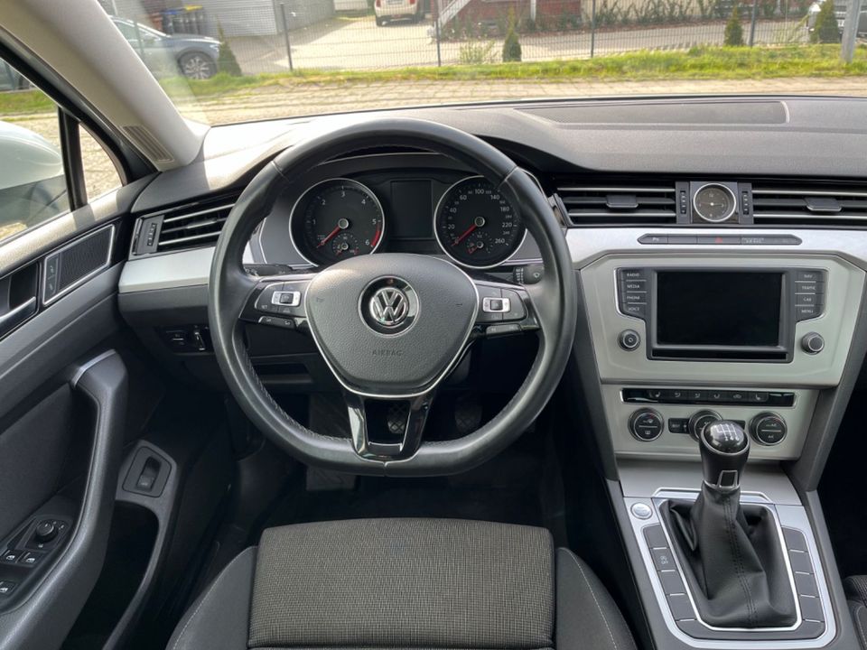 Volkswagen Passat Variant 2.0 TDI,AHK,Scheckheft bei VW in Bruchhausen-Vilsen