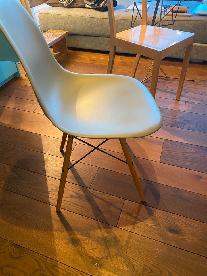 Vitra Eames Plastic Side chair Holzbeine in Köln