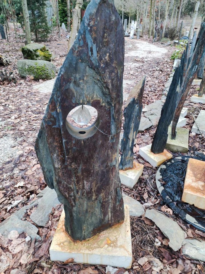 Schiefersäule mit Glasstein /Quellstein-Monolith in Gottfrieding