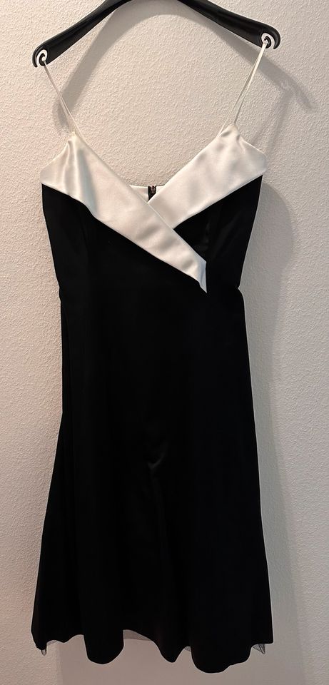 Neuwertiges Cocktailkleid / Abendkleid / Ballkleid schwarz, weiß in Sankt Augustin