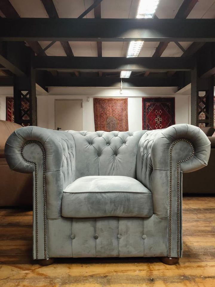 Edler Sessel Chesterfield im Landhausstil Samt Silber, Federkern in Hamburg