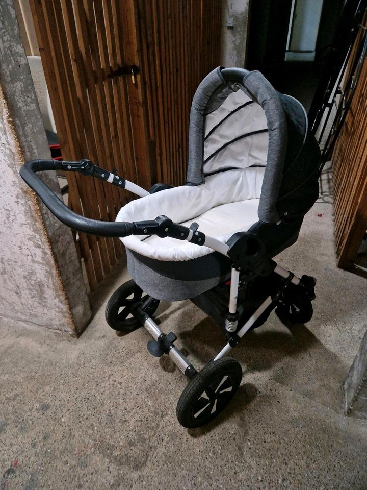 Kinderwagen komplettset von Friedrich Hugo ! Inkl Isofixstation in Centrum