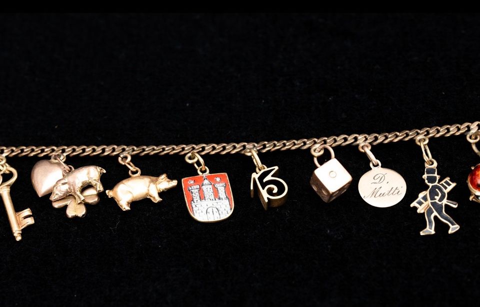 Gold Armband mit Charms aus 333er Gold in Hamburg