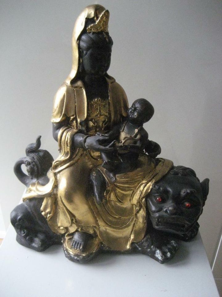 Schwere dekorative Guan Yin auf Löwe mit Baby im Arm in Baunatal