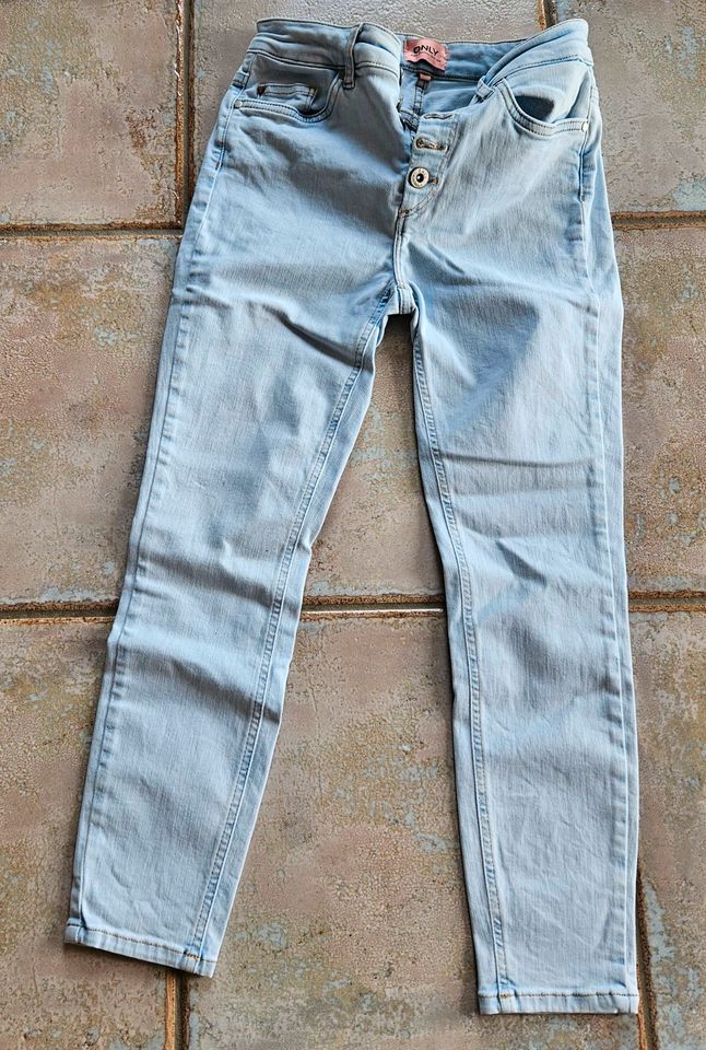 Jeans lang helles blau dünne Qualität in Gr. 27/32 slim Only--top in Nünchritz