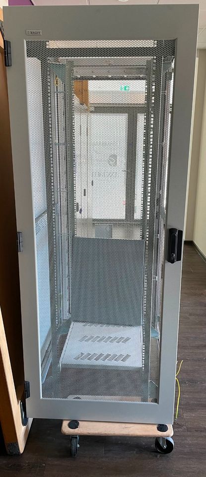 Server-Rack von Knürr mit Zubehör in Pastetten