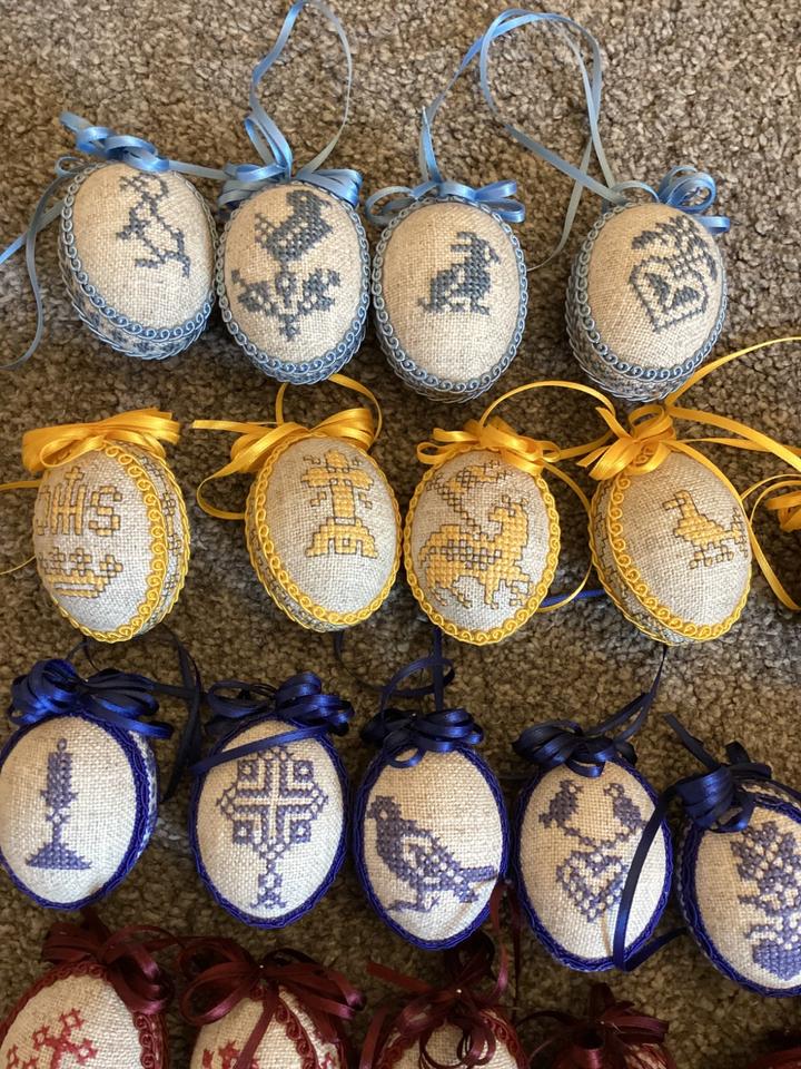 Gestickte Eier, Ostereier, Ostern, Handarbeit, Preis pro Stück in Schechen