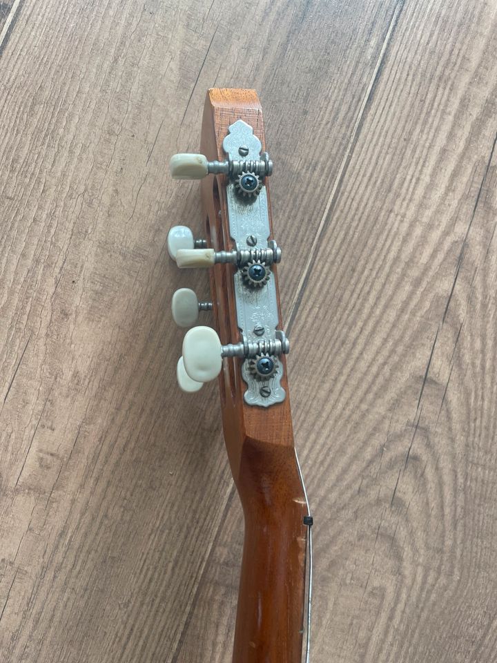 Gitarre aus Holz in Burladingen