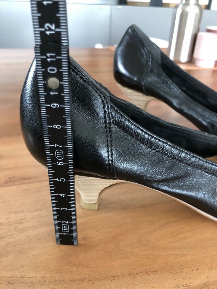 Pumps schwarz Leder echtes Leder Holzsohle Pfennig Absatz 38 Neu in Ammerbuch