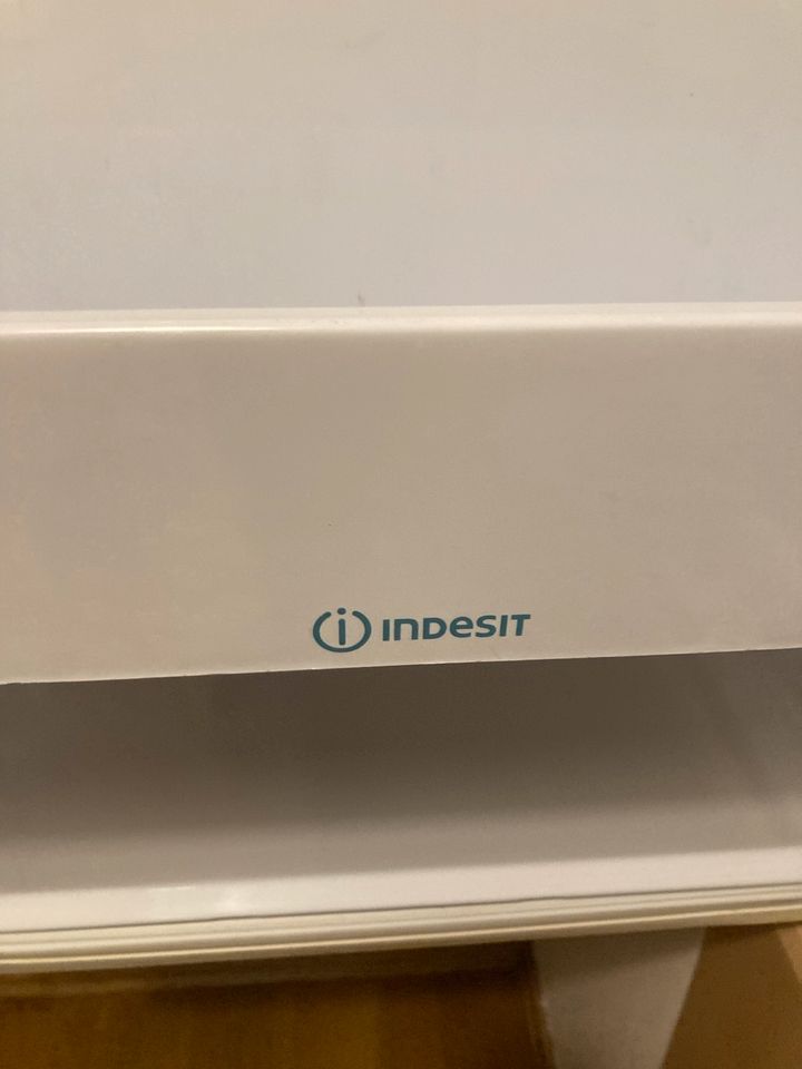 Indesit Einbau Kühlschrank mit Gefrierfach Party Getränke in Berlin