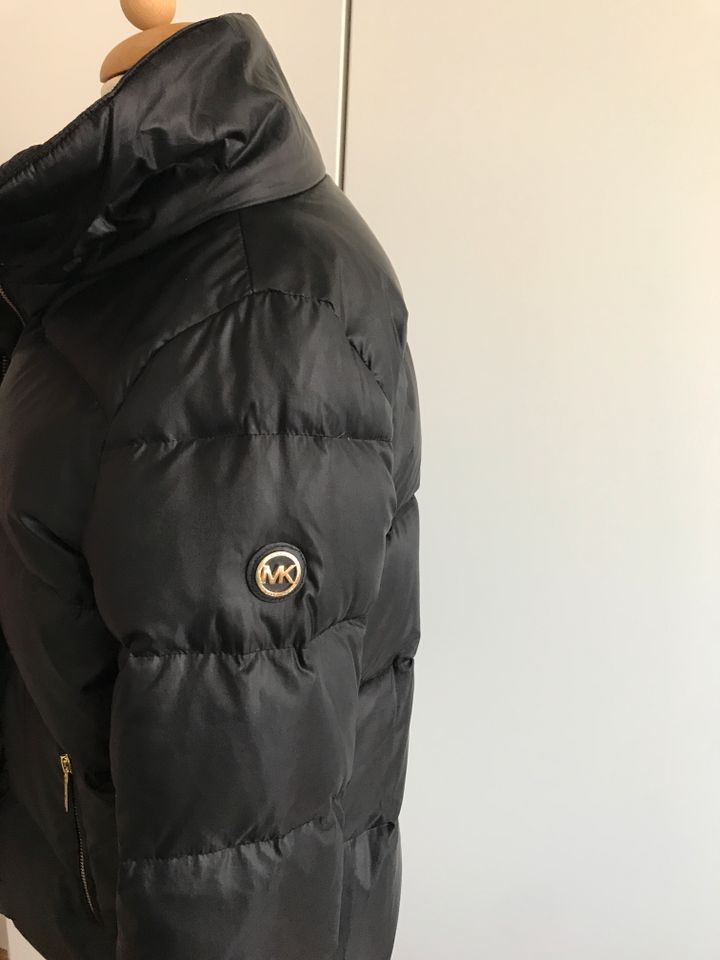 Michael Kors Daunenjacke Jacke Gr. L schwarz mit Fake Fur in München