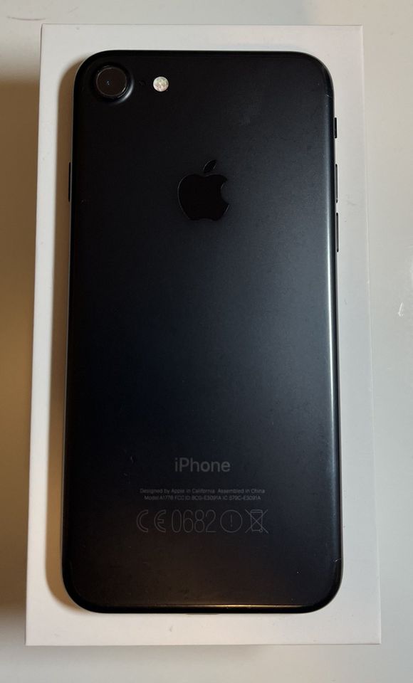 Apple iPhone 7 - 128GB - Schwarz (Ohne Simlock) in Köln