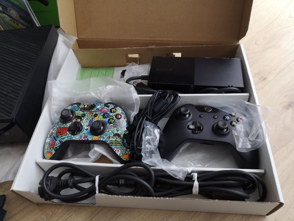 xbox one mit Konsole und Zubehör in Erftstadt