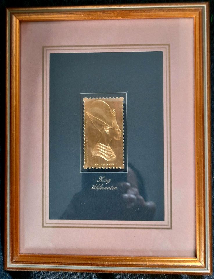 2 Gold-Briefmarken hinter Glas mit Rahmen in Essen