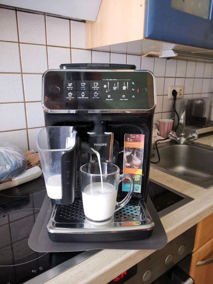 Kaffeevollautomat Philips LatteGo EP 3246/70,3 Jahre alt,Top in Paderborn
