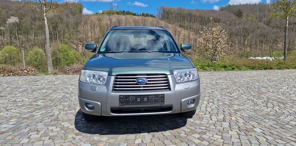 Subaru Forester 2.0 4WD, TÜV Zahnr. Neu, AHK,Klima,Höher Ori KM in Siegen