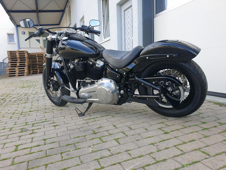 Harley-Davidson Slim/ FLS / EZ.2018 / 107 cui / 6000Km / Softail in Deckenpfronn