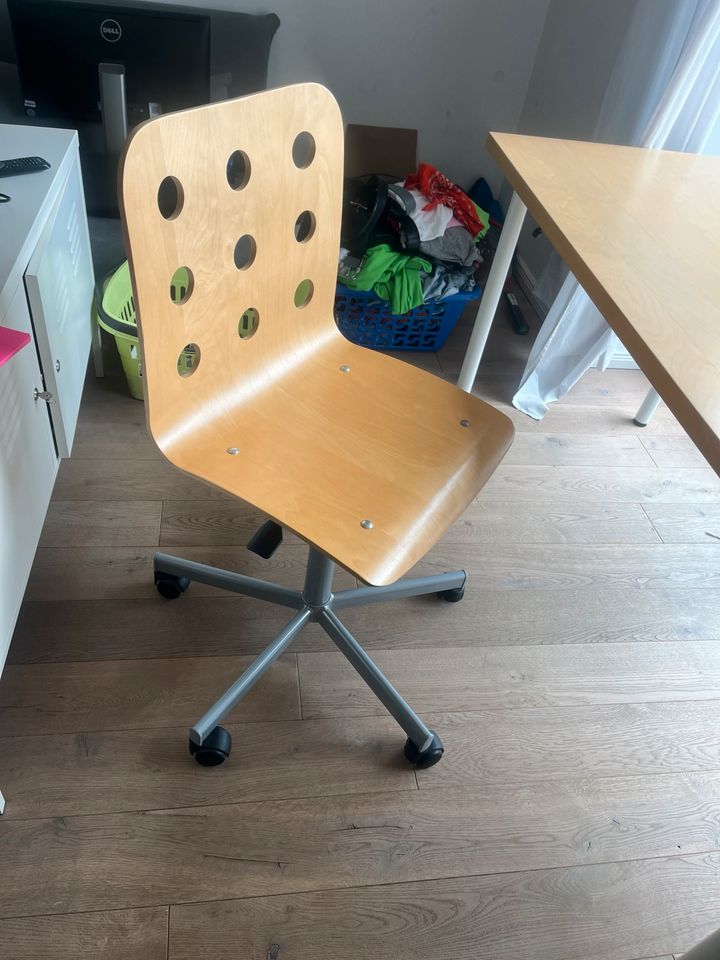 Schreibtisch mit Stuhl von IKEA in Kempen