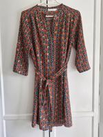 BLUSENKLEID IM RETRO VINTAGE STIL MIT GÜRTEL TUNIKA LONGBLUSE Hessen - Offenbach Vorschau