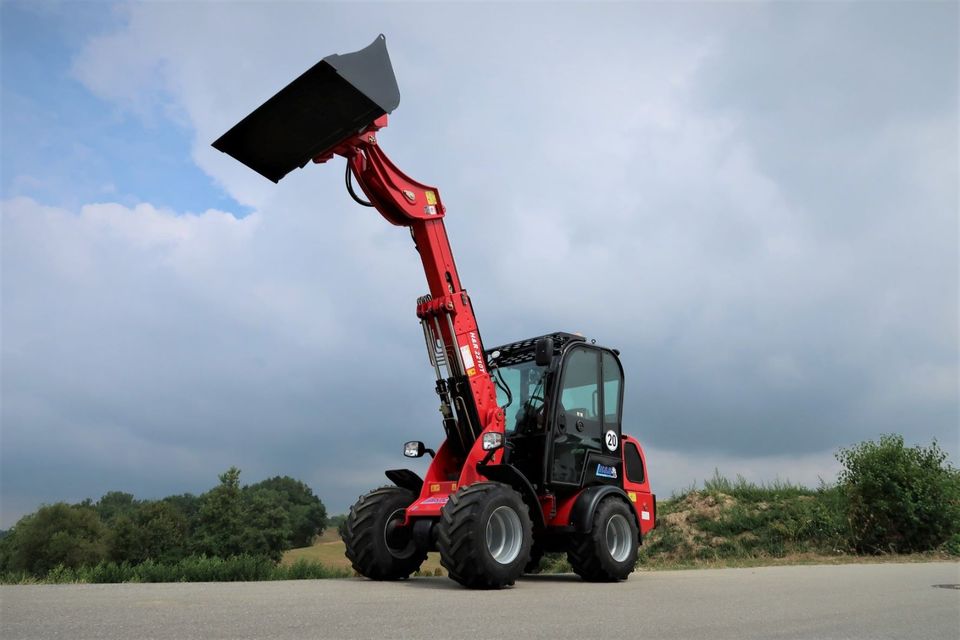 Teleskoplader H&R 2210 T mit Schaufel -Palettengabel-Kubota Motor in Falkenberg