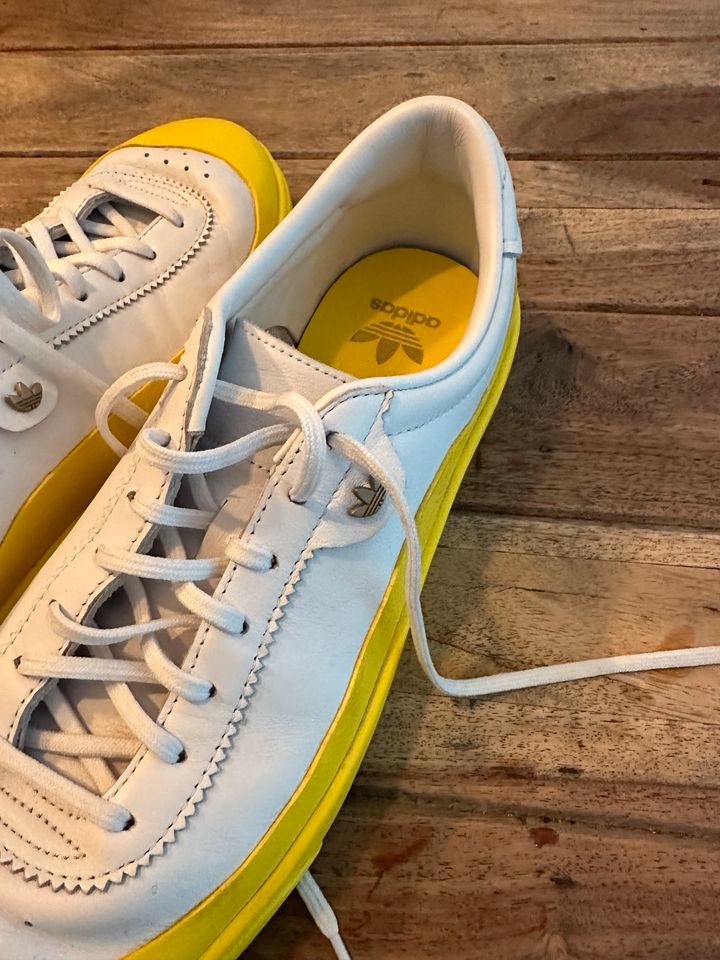 Adidas Nucombe weiß/gelb Größe 46 in Erkrath