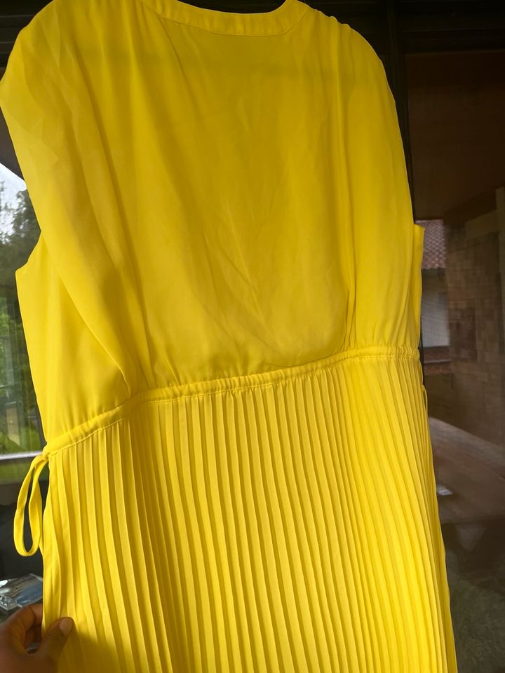 Wunderschönes Ulla Popken Kleid gelb 44 in Kiefersfelden