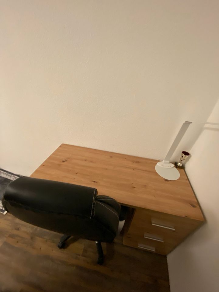 Schreibtisch mit Gaming Stuhl in Bremen