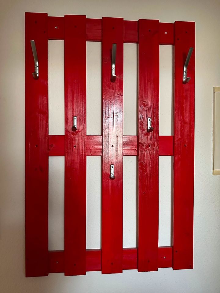 Garderobe in rot mit sechs Haken in Zerbst (Anhalt)