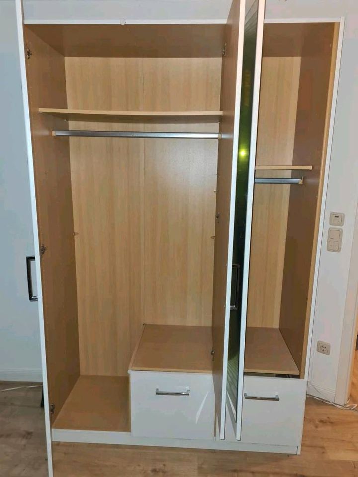 Kleiderschrank mit Spuegeltüren in Paderborn