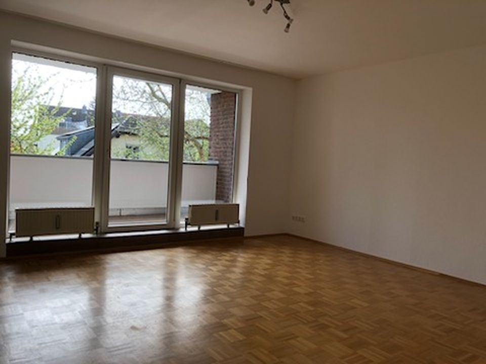 Attraktive, teilsanierte  drei Zimmer Wohnung in guter Lage in Köln Weiden in Köln