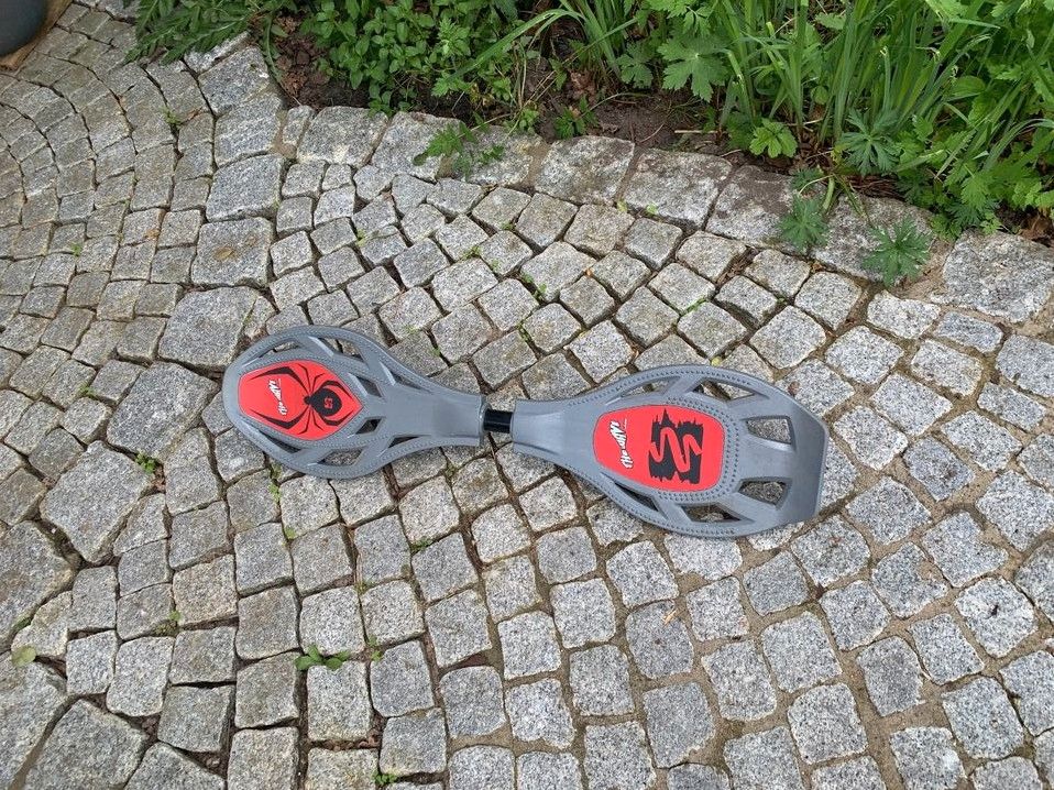 Waveboard wie neu mit Anleitung und ellbogen- u. Handgelenkschutz in Hamburg