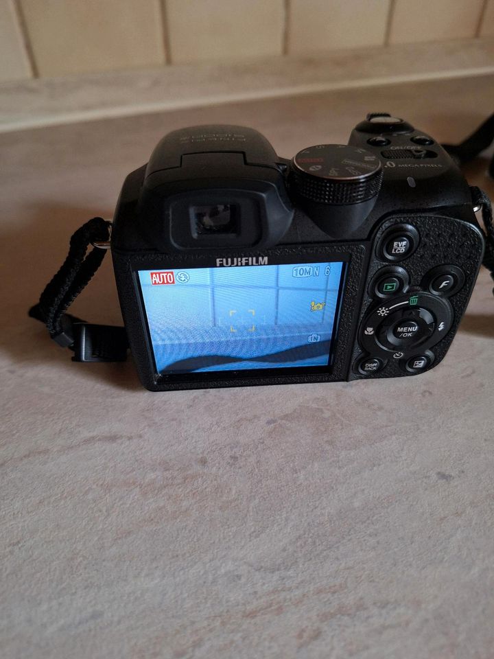 FUJIFILM Finepix S1000 Digital Camera in Saal in MV