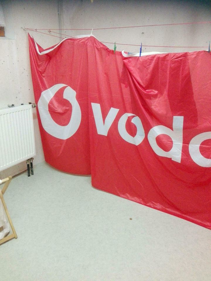 Riesige Vodafone Fahne in Gelsenkirchen