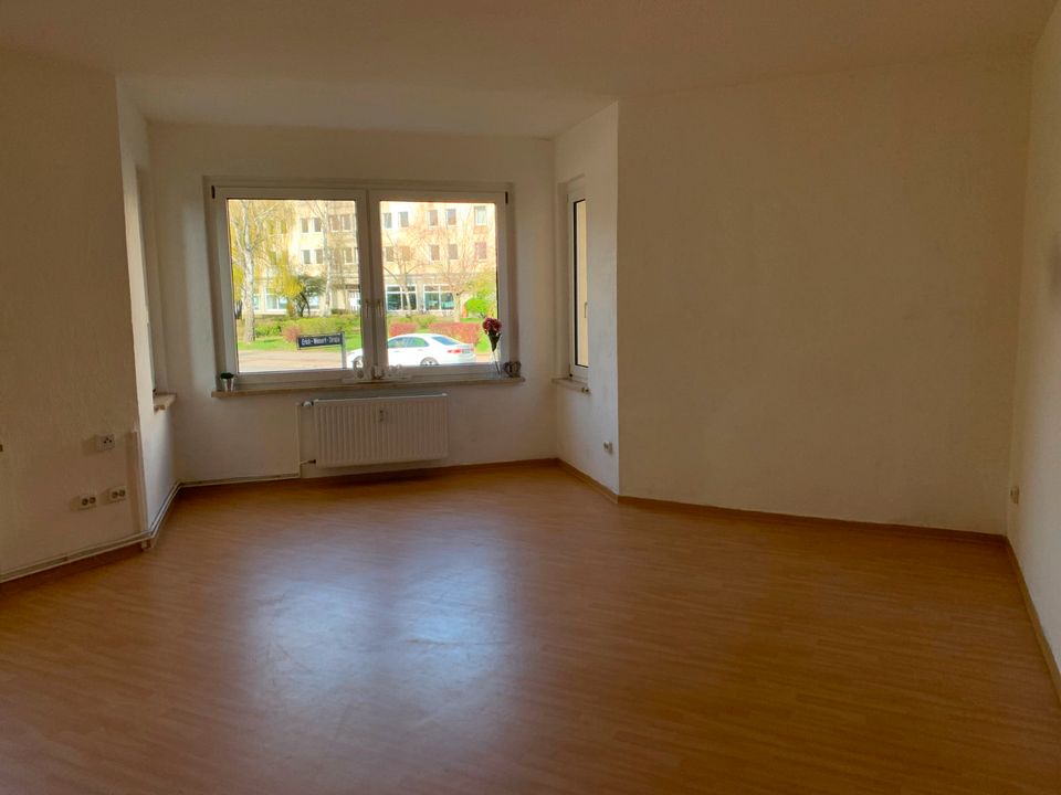 Wohnzimmer mit Eckausblick, großzügige Singlewohnung im Erdgeschoss in Calbe (Saale)