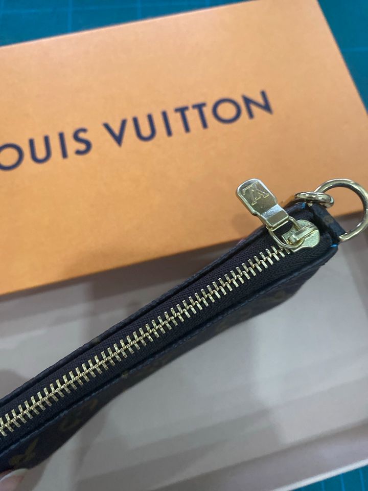 Louis Vuitton Mini Pochette in Oberhausen