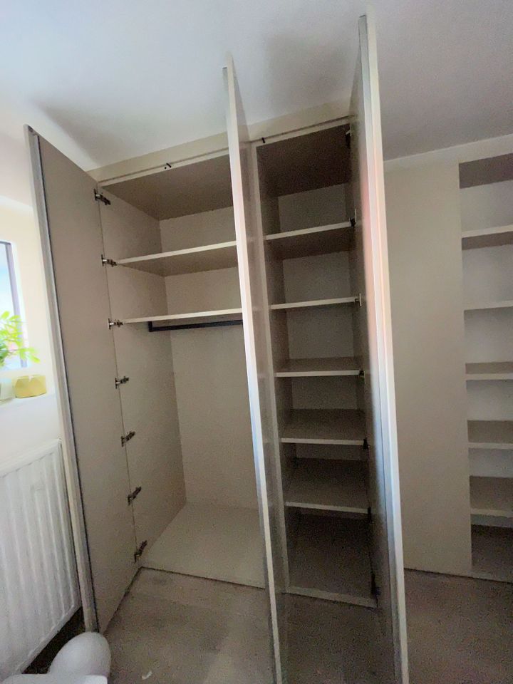 Poliform Schrank mit Bibliothek in Nittel