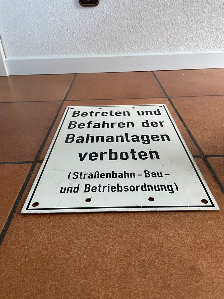 Schild Bahn „Betreten verboten“ Verkehrsschild in Darmstadt