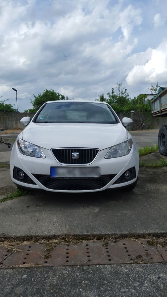 Seat Ibiza 6J SC Sport in weiß 1,4 16V/63kW Benzin 07/2011 in Taucha