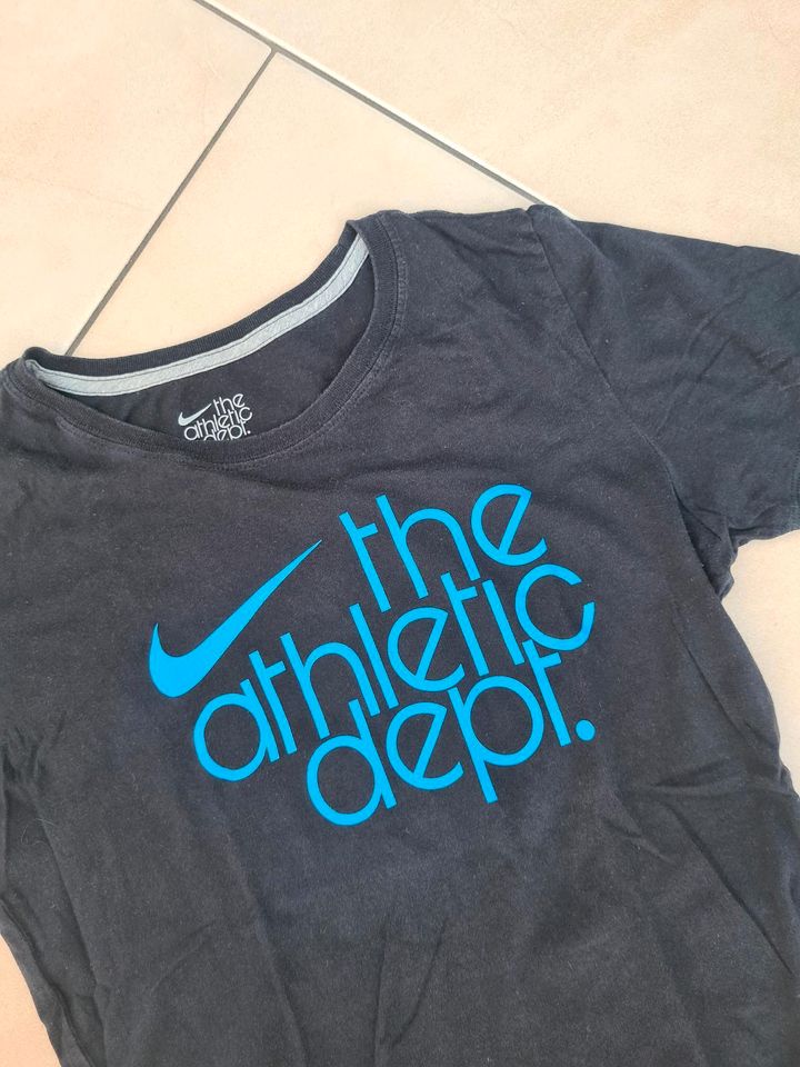 Nike Tshirt in Gr M slim fit dunkelblau in Sulzbach a. Main