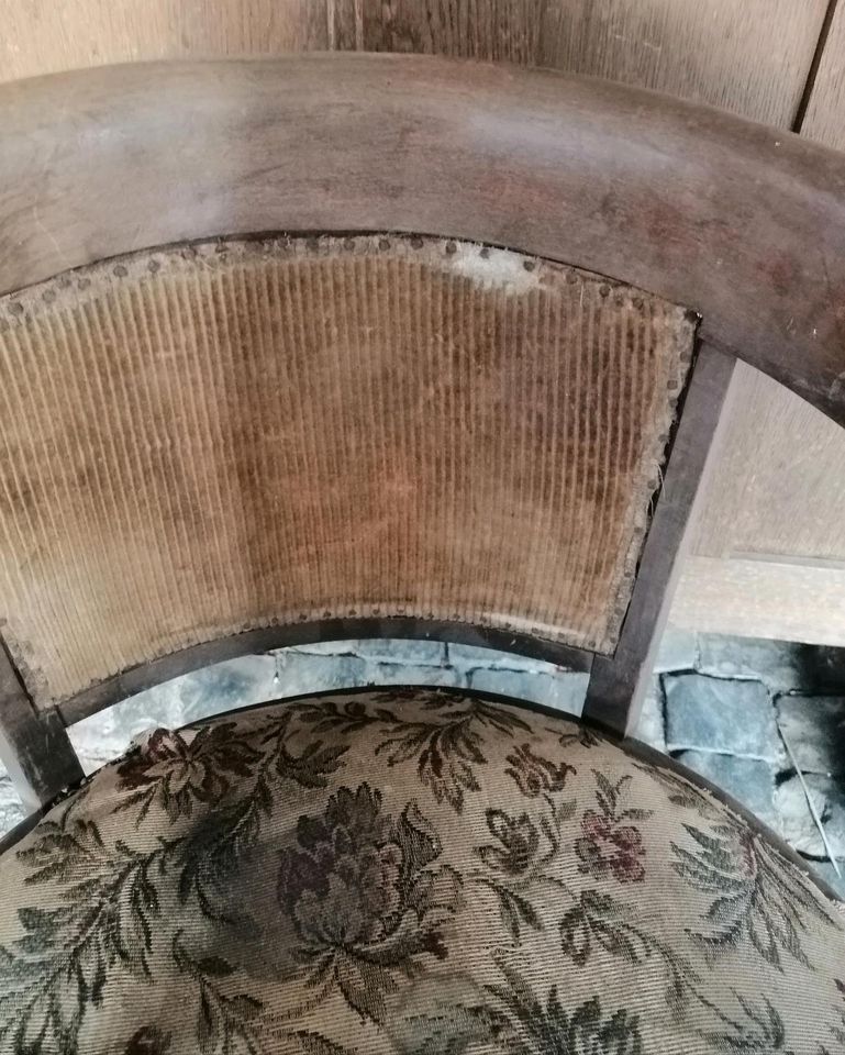Schöner alter antiker massiver Stuhl Sessel in Hungen